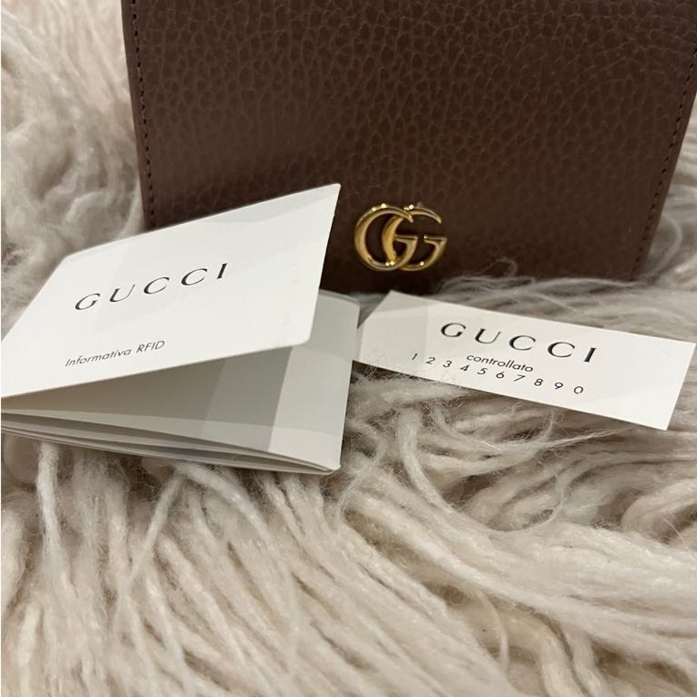 GUCCI Tan Leather Wallet ,excellent condition, 4,5”LX4.24”W - Picture 2 of 10